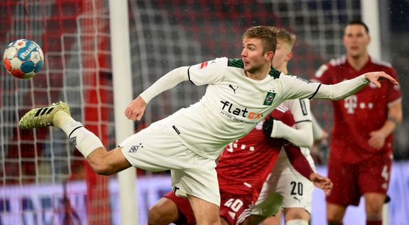 MUNICH, GERMANY - JANUARY 07: Christoph Kramer of Moenchengladbach stops the ball during the Bundesliga match between FC Bayern München and Borussia Mönchengladbach at Allianz Arena on January 07, 2022 in Munich, Germany. (Photo by Sebastian Widmann/Getty Images) Kramer, che non ricorda di aver vinto il Mondiale ma ha tutte le carte dei Pokémon! - immagine 1