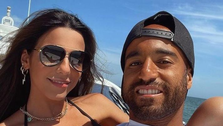 Blocco Facebook e Whatsapp, la moglie di Lucas Moura: “Chiedetegli se il divano…” Blocco Facebook e Whatsapp, la moglie di Lucas Moura: “Chiedetegli se il divano…” - immagine 1