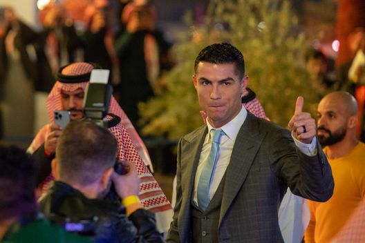 RIYADH, SAUDI ARABIA - JANUARY 03: Cristiano Ronaldo arrives at the stadium during the official unveiling of Cristiano Ronaldo as an Al Nassr player at Mrsool Park Stadium on January 3, 2023 in Riyadh, Saudi Arabia. (Photo by Yasser Bakhsh/Getty Images) Dwight Yorke: “CR7 era legato allo United, ma infelice. Va in Arabia, per far crescere il calcio locale” - immagine 1