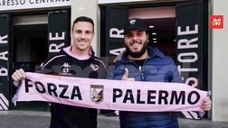 FOTO PALERMO, Valerio Verre: autografi e selfie con i tifosi del Palermo (Gallery)