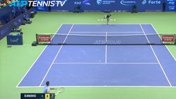 VIDEO / Tennis, Djokovic lancia la racchetta sul pubblico