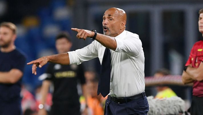 NAPLES, ITALY – AUGUST 22: Luciano Spalletti SSC Napoli coach gestures during the Serie A match between SSC Napoli and Venezia FC at Stadio San Paolo on August 22, 2021 in Naples, Italy. (Photo by Francesco Pecoraro/Getty Images) Spalletti: “Ounas resta, è importante! Dubbio per il vice Osimhen, Insigne e Lozano…” - immagine 1