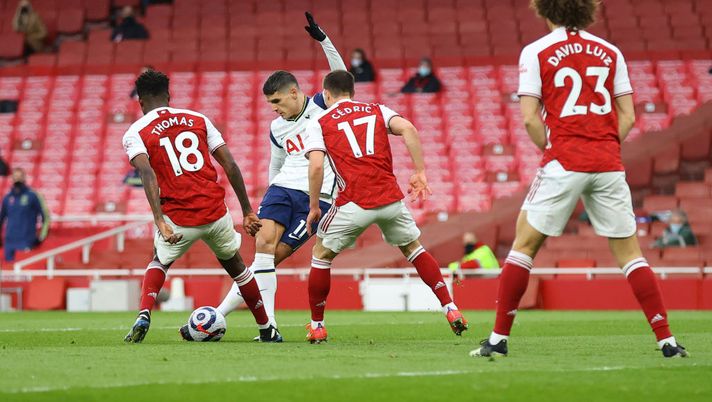 LONDON, ENGLAND - MARCH 14: Erik Lamela of Tottenham Hotspur scores their side's first goal during the Premier League match between Arsenal and Tottenham Hotspur at Emirates Stadium on March 14, 2021 in London, England. Sporting stadiums around the UK remain under strict restrictions due to the Coronavirus Pandemic as Government social distancing laws prohibit fans inside venues resulting in games being played behind closed doors. (Photo by Julian Finney/Getty Images) LONDON, ENGLAND - MARCH 14: Erik Lamela of Tottenham Hotspur scores their side's first goal during the Premier League match between Arsenal and Tottenham Hotspur at Emirates Stadium on March 14, 2021 in London, England. Sporting stadiums around the UK remain under strict restrictions due to the Coronavirus Pandemic as Government social distancing laws prohibit fans inside venues resulting in games being played behind closed doors. (Photo by Julian Finney/Getty Images)