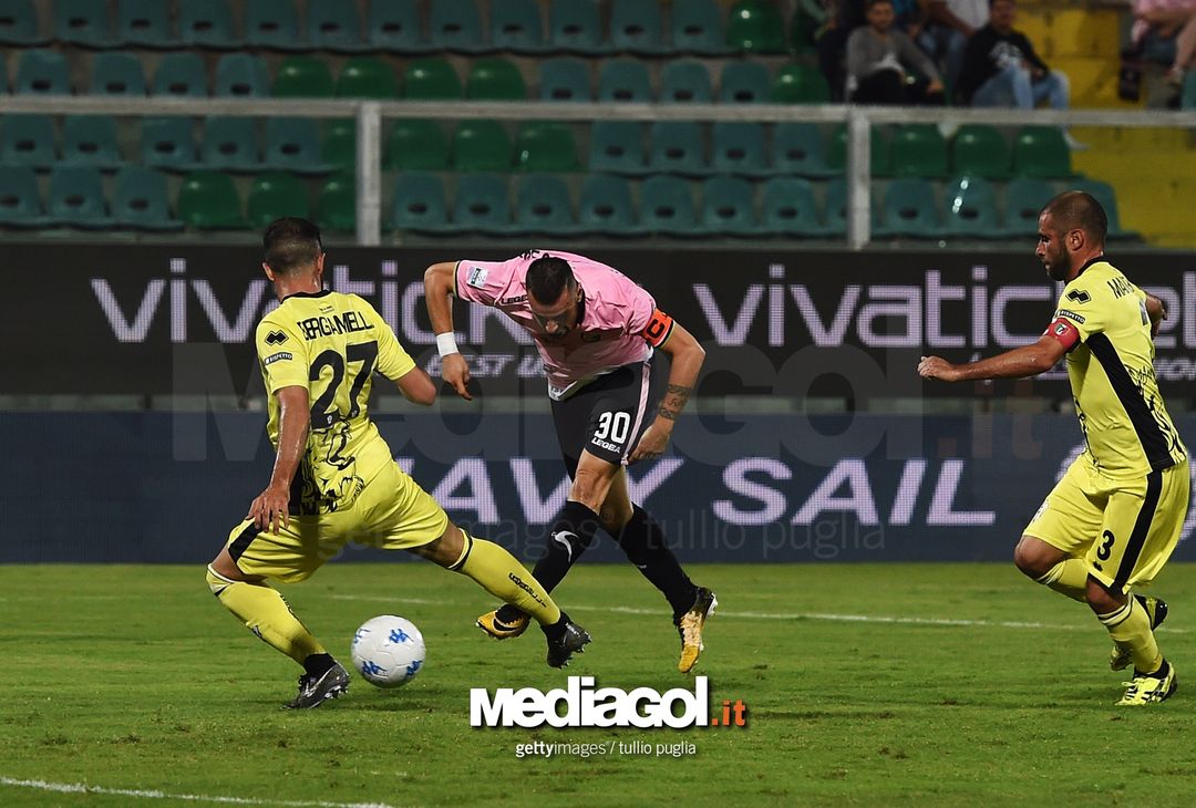  PALERMO, ITALY - SEPTEMBER 25:  Ilija Nestorovsaki of Palermo scores the equalizing goal during the Serie B match between US Citta di Palermo and Pro Vercelli FC on September 25, 2017 in Palermo, Italy.  (Photo by Tullio M. Puglia/Getty Images) 
