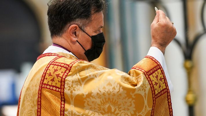 YORK, ENGLAND - APRIL 04: The Right Reverend Dr Jonathan Frost, Dean of York, gives Holy Communion during the Easter Sermon at York Minster at York Minster on April 04, 2021 in York, England. The is the Archbishop’s first Easter Sermon since taking up position at York Minster. A socially distanced congregation of 75 people attended the service with live streaming provided for those who wanted to watch from their home. (Photo by Ian Forsyth/Getty Images) YORK, ENGLAND - APRIL 04: The Right Reverend Dr Jonathan Frost, Dean of York, gives Holy Communion during the Easter Sermon at York Minster at York Minster on April 04, 2021 in York, England. The is the Archbishop’s first Easter Sermon since taking up position at York Minster. A socially distanced congregation of 75 people attended the service with live streaming provided for those who wanted to watch from their home. (Photo by Ian Forsyth/Getty Images)