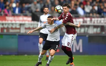  TURIN, ITALY - APRIL 08: Daniele Baselli (R) of Torino FC competes with Mauro Icardi of FC Internazionale during the Serie A match between Torino FC and FC Internazionale at Stadio Olimpico di Torino on April 8, 2018 in Turin, Italy. (Photo by Valerio Pennicino/Getty Images)