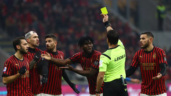 MILAN, ITALY - DECEMBER 15:  Referee Gianluca Manganiello shows the yellow card to Franck Kessie (C) of AC Milan during the Serie A match between AC Milan and US Sassuolo at Stadio Giuseppe Meazza on December 15, 2019 in Milan, Italy.  (Photo by Marco Luzzani/Getty Images)