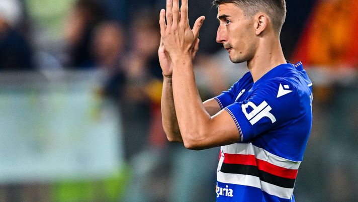 GENOA, ITALY - OCTOBER 17: Filip Djuricic of Sampdoria greets the crowd after the Serie A match between UC Sampdoria and AS Roma at Stadio Luigi Ferraris on October 17, 2022 in Genoa, Italy. (Photo by Simone Arveda/Getty Images) Caputo, certezza Djuricic e conferme sul modulo: la probabile formazione della Samp - immagine 1