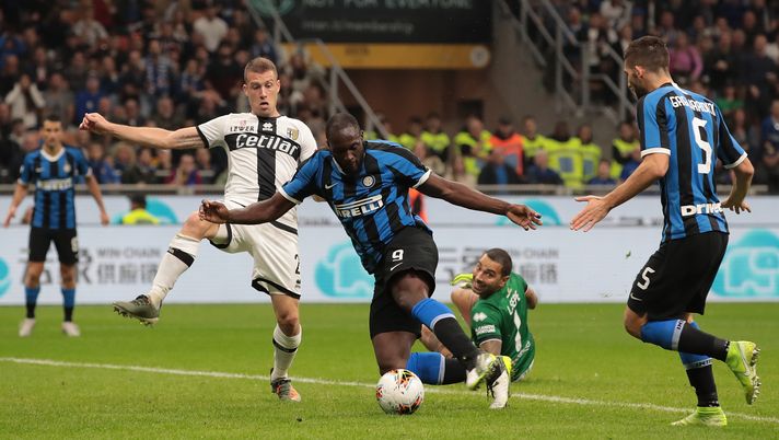 MILAN, ITALY - OCTOBER 26:  Romelu Lukaku of FC Internazionale scores his goal during the Serie A match between FC Internazionale and Parma Calcio at Stadio Giuseppe Meazza on October 26, 2019 in Milan, Italy.  (Photo by Emilio Andreoli/Getty Images) 