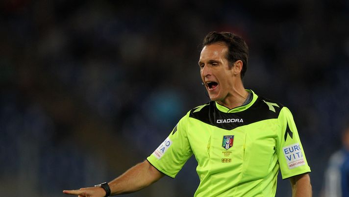 ROME, ITALY - MAY 01:  The referee Luca Banti gestures during the Serie A match between SS Lazio and FC Internazionale Milano at Stadio Olimpico on May 1, 2016 in Rome, Italy.  (Photo by Paolo Bruno/Getty Images) 