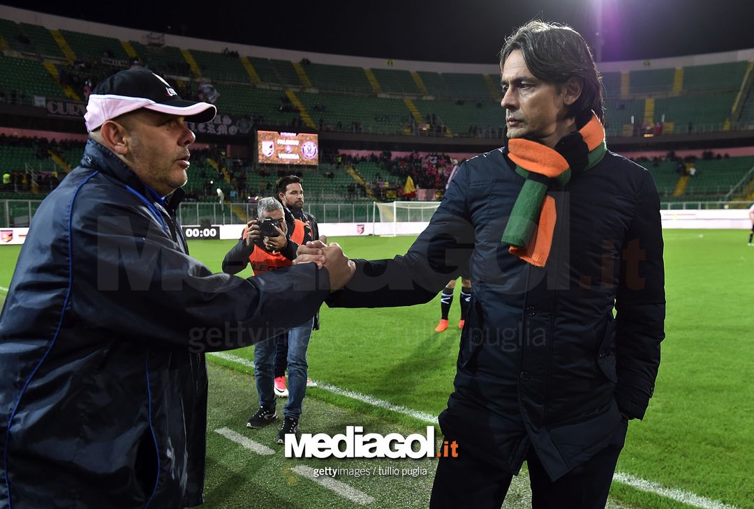  PALERMO, ITALY - DECEMBER 02:  Head coaches Bruno Tedino of Palermo and  Filippo Inzaghi of Venezia shake hands prior the Serie B match between US Citta di Palermo and FC Venezia at Stadio Renzo Barbera on December 2, 2017 in Palermo, Italy.  (Photo by Tullio M. Puglia/Getty Images)  