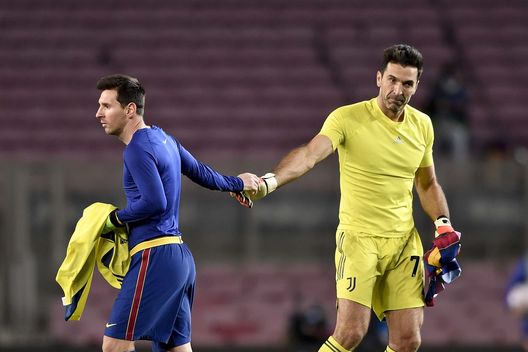 BARCELONA, SPAIN - DECEMBER 08: Gianluigi Buffon of Juventus and Lionel Messi of FC Barcelona exchange the t-shirt after the UEFA Champions League Group G stage match between FC Barcelona and Juventus at Camp Nou on December 08, 2020 in Barcelona, Spain. Sporting stadiums around Spain remain under strict restrictions due to the Coronavirus Pandemic as Government social distancing laws prohibit fans inside venues resulting in games being played behind closed doors. (Photo by Daniele Badolato - Juventus FC/Juventus FC via Getty Images) BARCELONA, SPAIN - DECEMBER 08: Gianluigi Buffon of Juventus and Lionel Messi of FC Barcelona exchange the t-shirt after the UEFA Champions League Group G stage match between FC Barcelona and Juventus at Camp Nou on December 08, 2020 in Barcelona, Spain. Sporting stadiums around Spain remain under strict restrictions due to the Coronavirus Pandemic as Government social distancing laws prohibit fans inside venues resulting in games being played behind closed doors. (Photo by Daniele Badolato - Juventus FC/Juventus FC via Getty Images)