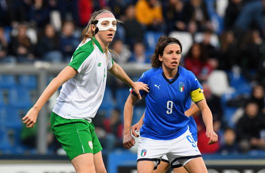 REGGIO NELL'EMILIA, ITALY - APRIL 09: Louise Quinn of Ireland Women competes withDaniela Sabatino of Italy Woman during the International Friendly match between Italy Women and Ireland Women at Mapei Stadium - Città del Tricolore on April 9, 2019 in Reggio nell'Emilia, Italy (Photo by Alessandro Sabattini/Getty Images) Fiorentina Femminile: due ‘violazzurre’ convocate in Nazionale- immagine 2