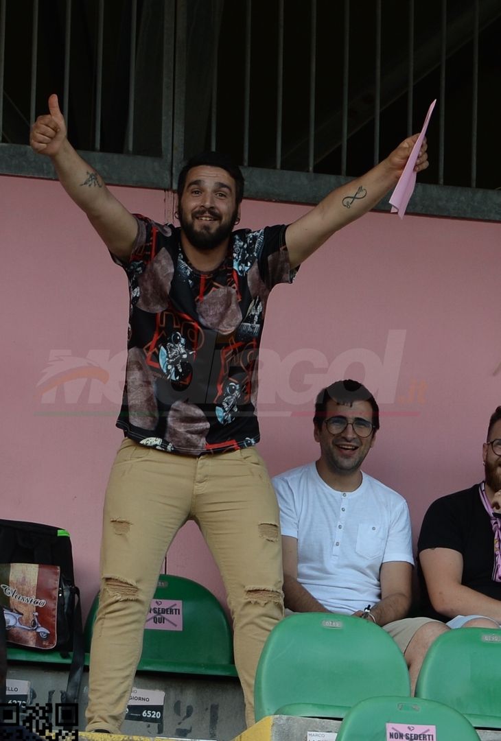 Fototifo, facce da Serie B. I tifosi allo stadio per Palermo-Padova 1-0 - immagine 87