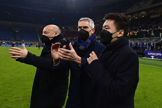 MILAN, ITALY - JANUARY 12: Sport CEO Giuseppe Marotta of FC Internazionale, Corporate CEO Alessandro Antonello of FC Internazionale, Steven Zhang president of FC Internazionale celebrate after winning the italian SuperCup match between FC Internazionale and Juventus at Stadio Giuseppe Meazza on January 12, 2022 in Milan, Italy. (Photo by Mattia Ozbot - Inter/Inter via Getty Images) Inter, freddo polare nei confronti della Fiorentina: fulmini all’orizzonte- immagine 2