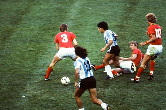 Mario Kempes e Diego Maradona ( Photo by Alain de Martignac / Onze / Icon Sport ) Mario Kempes e Diego Maradona ( Photo by Alain de Martignac / Onze / Icon Sport )