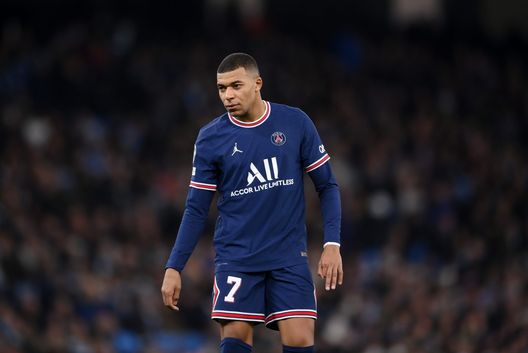 MANCHESTER, ENGLAND - NOVEMBER 24: Kylian Mbappe of Paris Saint-Germain looks on during the UEFA Champions League group A match between Manchester City and Paris Saint-Germain at Etihad Stadium on November 24, 2021 in Manchester, England. (Photo by Laurence Griffiths/Getty Images) MANCHESTER, ENGLAND - NOVEMBER 24: Kylian Mbappe of Paris Saint-Germain looks on during the UEFA Champions League group A match between Manchester City and Paris Saint-Germain at Etihad Stadium on November 24, 2021 in Manchester, England. (Photo by Laurence Griffiths/Getty Images)