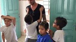 Guilherme visita un orfanotrofio prima del rientro