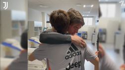 VIDEO Juventus, Chiesa in stampelle saluta Vlahovic: l’abbraccio degli ex Fiorentina