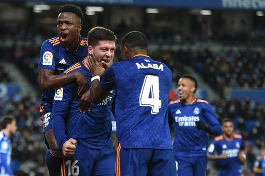 SAN SEBASTIAN, SPAIN - DECEMBER 04: Luka Jovic of Real Madrid celebrates with teammates Vinicius Junior and David Alaba after scoring their side's second goal during the La Liga Santander match between Real Sociedad and Real Madrid CF at Reale Arena on December 04, 2021 in San Sebastian, Spain. (Photo by Juan Manuel Serrano Arce/Getty Images) Jovic, ci siamo: attesa per la risposta del Real, poi l’arrivo e la firma- immagine 2