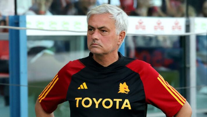 CAGLIARI, ITALY - OCTOBER 08: Josè Mourinho coach of Roma looks on during the Serie A TIM match between Cagliari Calcio and AS Roma at Sardegna Arena on October 08, 2023 in Cagliari, Italy. (Photo by Enrico Locci/Getty Images) Mourinho: “Smalling domenica? Quale domenica? Lukaku, Cristante, Aouar, El Shaarawy…” - immagine 1