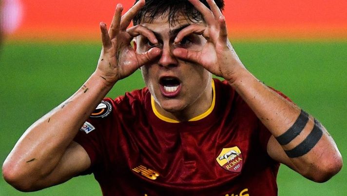 AS Roma's Argentinian forward Paulo Dybala reacts during the UEFA Europa League play off second leg football match between AS Roma and RB Salzburg, on February 23, 2023 at the Olympic stadium in Rome. (Photo by Filippo MONTEFORTE / AFP) (Photo by FILIPPO MONTEFORTE/AFP via Getty Images) Roma, Dybala e Wijnaldum a pieno regime in gruppo: la loro gestione con il Leverkusen - immagine 1