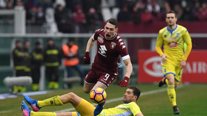 TURIN, ITALY - FEBRUARY 12:  Andrea Belotti (L) of FC Torino is tackled by Guglielmo Stendardo of Pescara Calcio during the Serie A match between FC Torino and Pescara Calcio at Stadio Olimpico di Torino on February 12, 2017 in Turin, Italy.  (Photo by Valerio Pennicino/Getty Images)