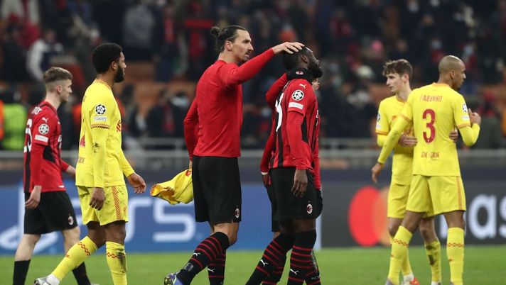 MILAN, ITALY - DECEMBER 07: Zlatan Ibrahimovic and Fikayo Tomori of AC Milan at the end of the UEFA Champions League group B match between AC Milan and Liverpool FC at Giuseppe Meazza Stadium on December 07, 2021 in Milan, Italy. (Photo by Marco Luzzani/Getty Images) Champions rossonera, analisi di un percorso - immagine 1