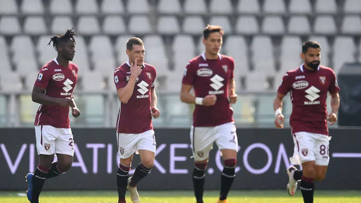 TURIN, ITALY - OCTOBER 18:  Andrea Belotti (C) of Torino FC gestures after scores the opening goal from the penalty spot during the Serie A match between Torino FC and Cagliari Calcio at Stadio Olimpico di Torino on October 18, 2020 in Turin, Italy.  (Photo by Valerio Pennicino/Getty Images)