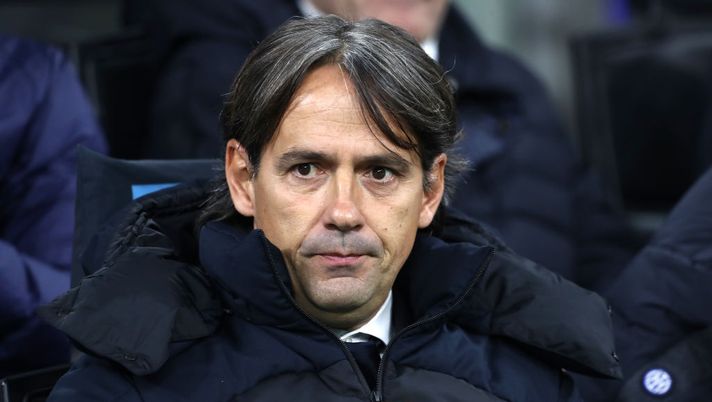 MILAN, ITALY - NOVEMBER 09: Simone Inzaghi, Head Coach of FC Internazionale looks on prior to the Serie A match between FC Internazionale and Bologna FC at Stadio Giuseppe Meazza on November 09, 2022 in Milan, Italy. (Photo by Marco Luzzani/Getty Images) Inzaghi: “Pressioni dalla dirigenza? Ho un ottimo rapporto con loro. Come gestirò Brozovic” - immagine 1