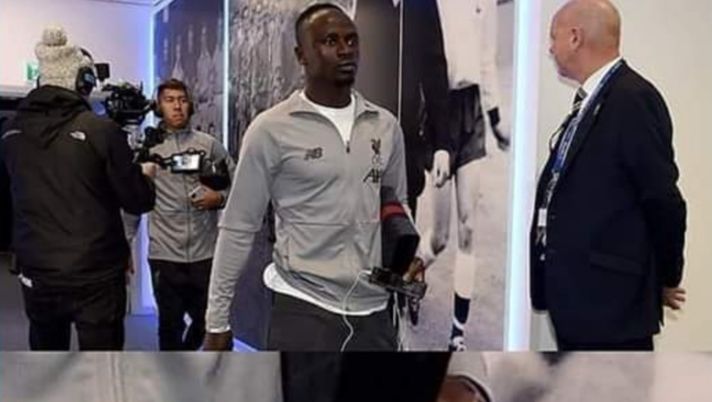 Cellulare malridotto fra le mani di un campione del mondo del Liverpool all'arrivo dello stadio prima della sfida con il Leicester... Cellulare malridotto fra le mani di un campione del mondo del Liverpool all'arrivo dello stadio prima della sfida con il Leicester...