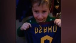 VIDEO Roma, Babbo Natale gli porta la maglia di Dzeko: la reazione del piccolo tifoso è commovente