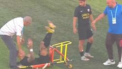 Coppa di Turchia, giocatore infortunato: tranquillo c’è la barella…che lo fa cadere a terra…