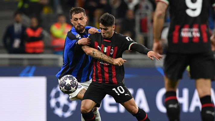 MILAN, ITALY - MAY 10: Brahim Diaz of AC Milan competes for the ball with Francesco Acerbi of FC Internazionale during the UEFA Champions League semi-final first leg match between AC Milan and FC Internazionale at San Siro on May 10, 2023 in Milan, Italy. (Photo by Claudio Villa/AC Milan via Getty Images) TOP E FLOP | Chi sale e chi scende nel Milan dopo la partita con l’Inter - immagine 1