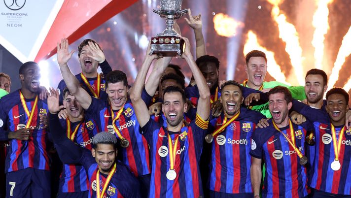 RIYADH, SAUDI ARABIA - JANUARY 15: Sergio Busquets of FC Barcelona lifts the Super Copa de Espana trophy after the team's victory during the Super Copa de Espana Final match between Real Madrid and FC Barcelona at King Fahd International Stadium on January 15, 2023 in Riyadh, Saudi Arabia. (Photo by Yasser Bakhsh/Getty Images) Barcellona, vittoria che riapre la corsa a “quota 100” con il Real. Ora è testa a testa: 97-98 - immagine 1