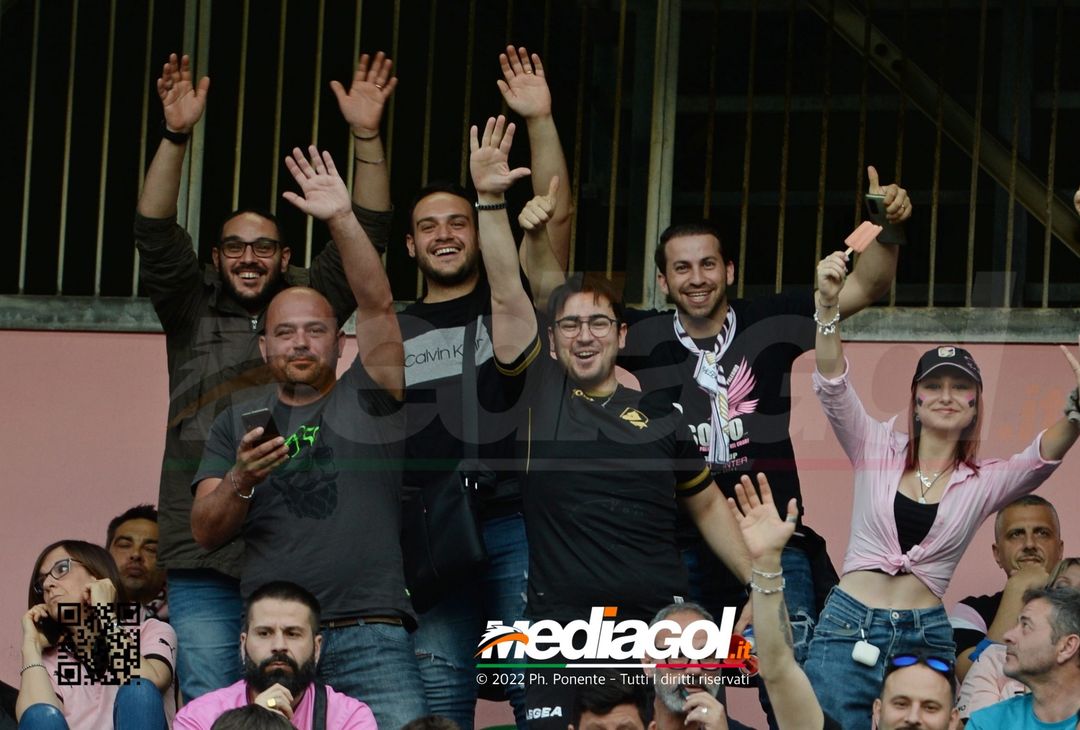 Fototifo, i tifosi allo stadio per Palermo-Feralpisaló 1-0 (gallery) - immagine 22