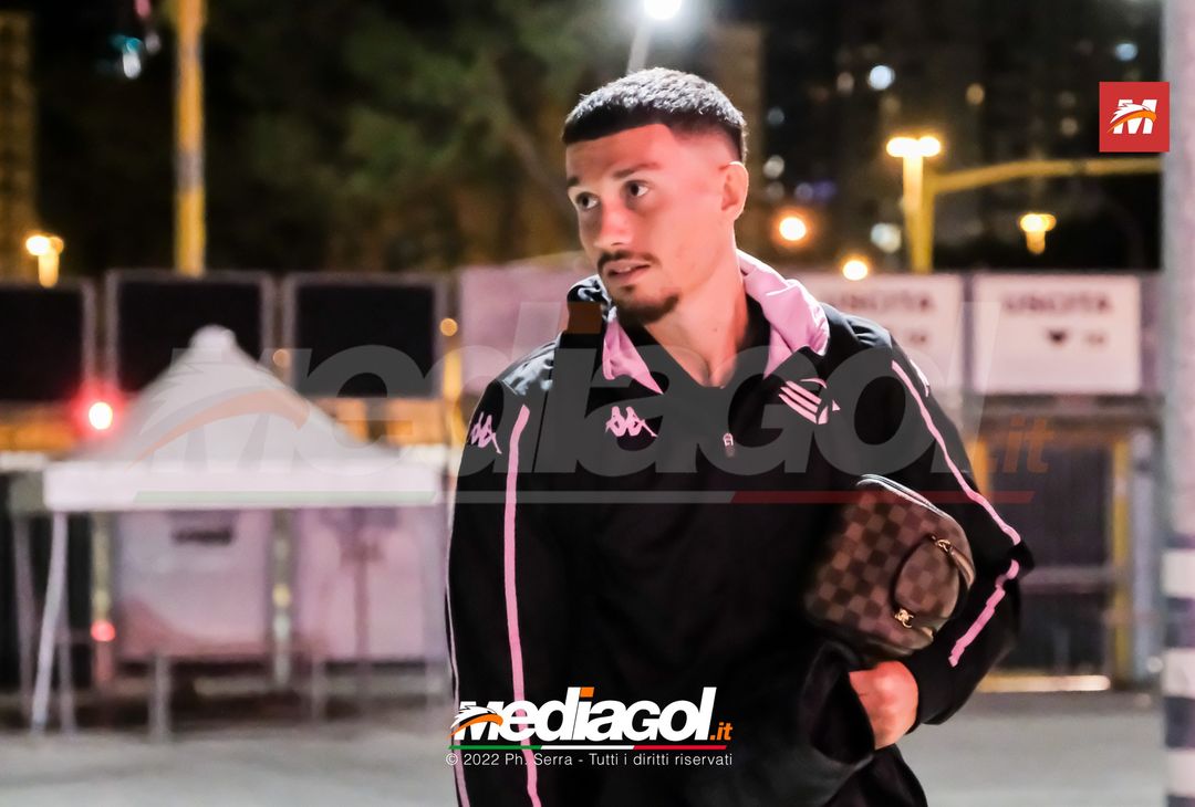 FOTO Palermo, i rosanero ritornano a Palermo dopo il ritiro a Manchester (Gallery) - immagine 20