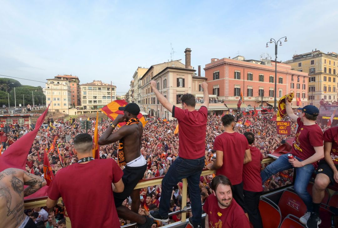 Roma, il popolo giallorosso in festa visto dal pullman della squadra – FOTO GALLERY - immagine 37