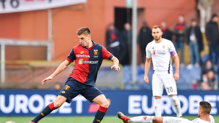 GENOA, ITALY - DECEMBER 29: Krzysztof Piatek of Genoa (left) and Kevin Mirallas of Fiorentina vie for the ball during the Serie A match between Genoa CFC and ACF Fiorentina at Stadio Luigi Ferraris on December 29, 2018 in Genoa, Italy. (Photo by Paolo Rattini/Getty Images) 