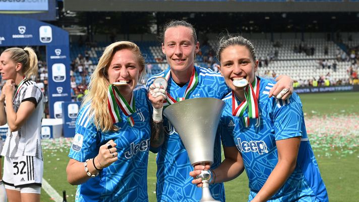FERRARA, ITALY - MAY 22: Camilla Forcinella, Pauline Peyraud-Magnin and Roberta Aprile of Juventus Women celebrate the winning of the Italian Cup with the trophy after the Women Coppa Italia Final between Juventus and AS Roma at Stadio Paolo Mazza on May 22, 2022 in Ferrara, Italy. (Photo by Juventus FC/Juventus FC via Getty Images) Italia U23 femminile, il ct Grilli chiama tre bianconere - immagine 1
