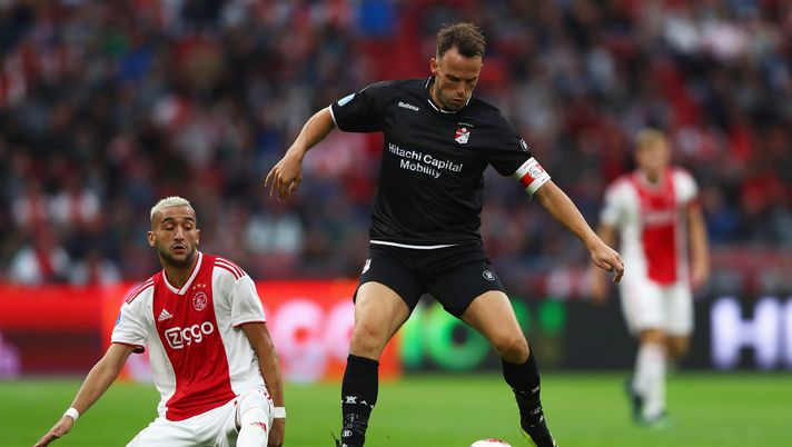 AMSTERDAM, NETHERLANDS - AUGUST 25:  Anco Jansen of FC Emmen VV battles for the ball with Hakim Ziyech of Ajax during the Eredivisie match between Ajax and Emmen at Johan Cruyff Arena on August 25, 2018 in Amsterdam, Netherlands.  (Photo by Dean Mouhtaropoulos/Getty Images) 