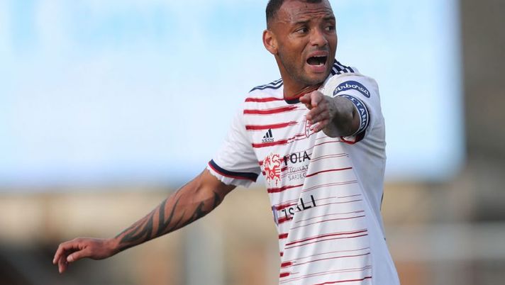 EMPOLI, ITALY - FEBRUARY 13: Dos Santos Joao Pedro of Cagliari Calcio gestures during the Serie A match between Empoli FC and Cagliari Calcio at Stadio Carlo Castellani on February 13, 2022 in Empoli, Italy. (Photo by Gabriele Maltinti/Getty Images) DAI CAMPI – Verona, 11 assenti! Bonaventura, Biraghi, Joao Pedro, Pobega, Ribery, Luis Alberto… - immagine 1