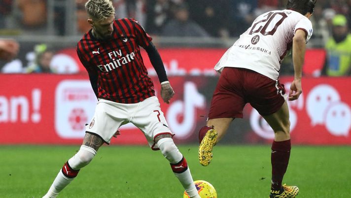 MILAN, ITALY - FEBRUARY 17: Samuel Castillejo of AC Milan competes for the ball with Simone Edera of Torino FC during the Serie A match between AC Milan and Torino FC at Stadio Giuseppe Meazza on February 17, 2020 in Milan, Italy.  (Photo by Marco Luzzani/Getty Images) 