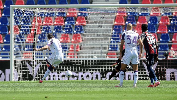 BOLOGNA, ITALY - MAY 02: Usan Vlahovic of ACF Fiorentina scores the opening goal from the penalty spot during the Serie A match between Bologna FC and ACF Fiorentina at Stadio Renato Dall'Ara on May 02, 2021 in Bologna, Italy. Sporting stadiums around Italy remain under strict restrictions due to the Coronavirus Pandemic as Government social distancing laws prohibit fans inside venues resulting in games being played behind closed doors. (Photo by Mario Carlini / Iguana Press/Getty Images) BOLOGNA, ITALY - MAY 02: Usan Vlahovic of ACF Fiorentina scores the opening goal from the penalty spot during the Serie A match between Bologna FC and ACF Fiorentina at Stadio Renato Dall'Ara on May 02, 2021 in Bologna, Italy. Sporting stadiums around Italy remain under strict restrictions due to the Coronavirus Pandemic as Government social distancing laws prohibit fans inside venues resulting in games being played behind closed doors. (Photo by Mario Carlini / Iguana Press/Getty Images)