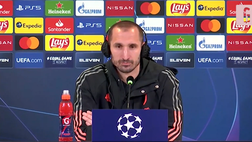 VIDEO Porto-Juventus, Chiellini e la “gufata” del giornalista: il difensore tocca ferro, ma poi si infortuna