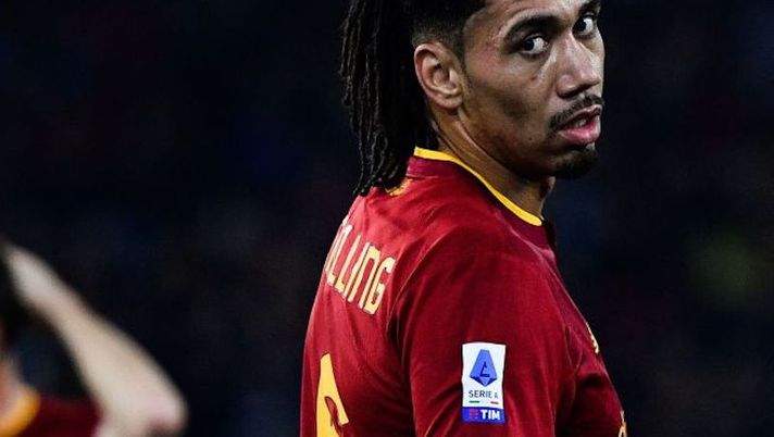 AS Roma's British defender Chris Smalling reacts during the Italian Serie A football match between AS Roma and Empoli on February 4, 2023 at the Olympic stadium in Rome. (Photo by Filippo MONTEFORTE / AFP) (Photo by FILIPPO MONTEFORTE/AFP via Getty Images) Smalling: “Mourinho ha detto che dobbiamo restare uniti, ai rigori è davvero dura” - immagine 1