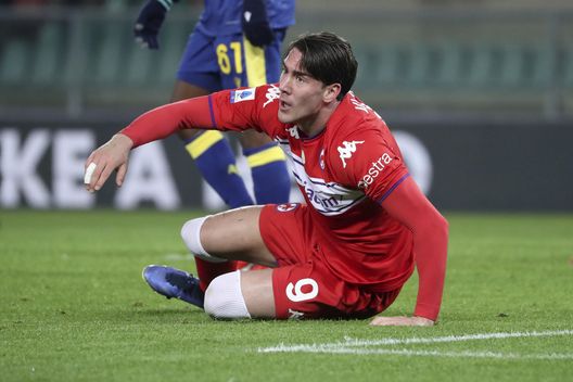 VERONA, ITALY - DECEMBER 22: Dusan Vlahovic of ACF Fiorentina shows his dejection during the Serie A match between Hellas Verona and ACF Fiorentina at Stadio Marcantonio Bentegodi on December 22, 2021 in Verona, Italy. (Photo by Giuseppe Cottini/Getty Images) Arteta scettico: “Vlahovic all’Arsenal? Non so se riusciremo”- immagine 2