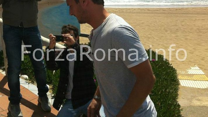 Pranzo di fine stagione tra squadra, staff tecnico e dipendenti. Totti: "De Rossi vuole grandi investimenti? Io lo dico da anni, mi danno del matto…"(FOTO e VIDEO) Pranzo di fine stagione tra squadra, staff tecnico e dipendenti. Totti: "De Rossi vuole grandi investimenti? Io lo dico da anni, mi danno del matto…"(FOTO e VIDEO) - immagine 1