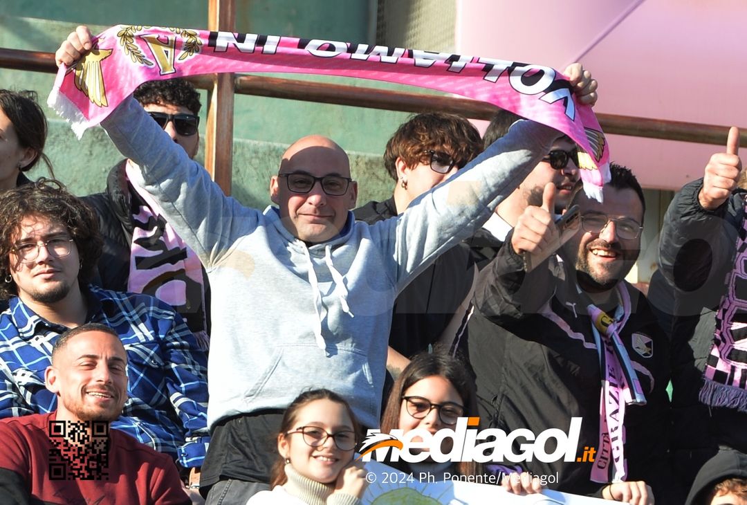 FOTOTIFO Palermo-Como 3-0, gli scatti ai tifosi al “Renzo Barbera” (GALLERY) - immagine 48