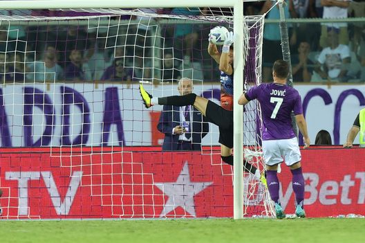 FLORENCE, ITALY - AUGUST 14: Ionut Radu goalkeeper of US Cremonese scores own goal during the Serie A match between ACF Fiorentina and US Cremonese at Stadio Artemio Franchi on August 14, 2022 in Florence, Italy. (Photo by Gabriele Maltinti/Getty Images) Cecchi: “Vista una Fiorentina scellerata. Jovic profuma di centravanti”- immagine 2